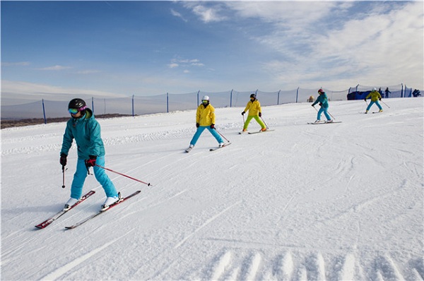 Ski slope paved across Kubuqi desert, creating land of ice and fire