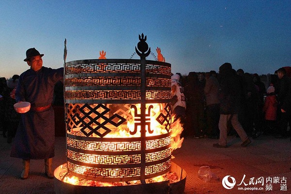 Mongolians exalt fire spirit in Bayannur
