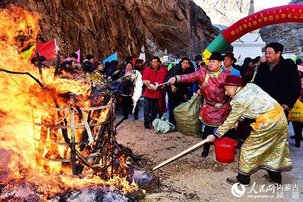 Mongolians exalt fire spirit in Bayannur