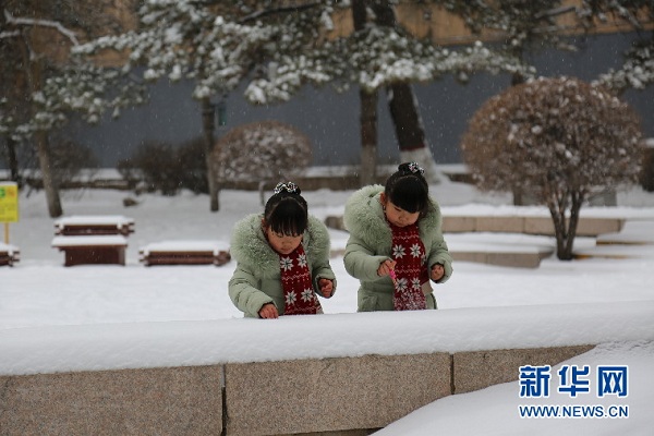 Snow provides entertainment in Hohhot