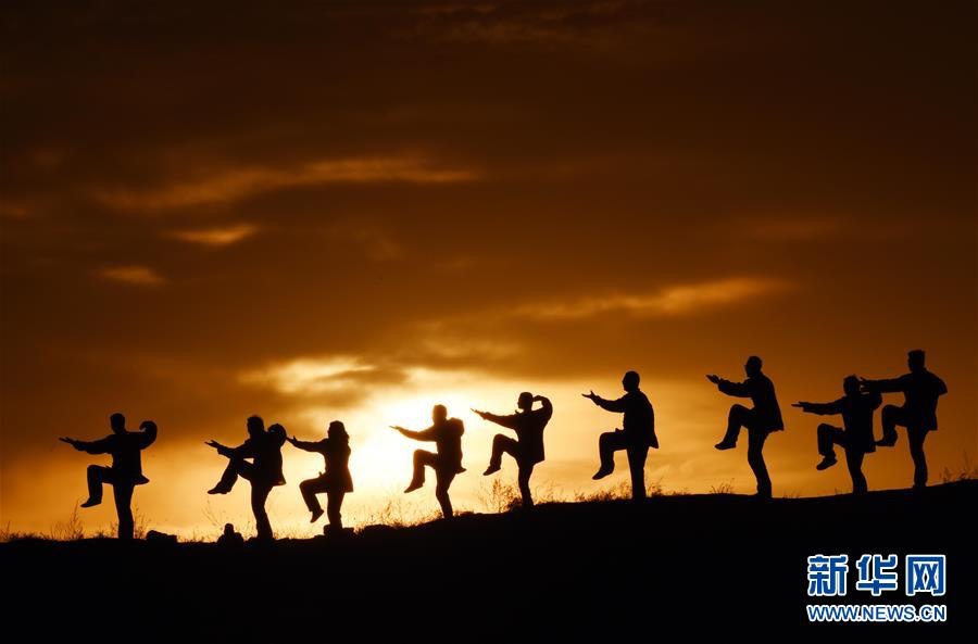 Hohhot people perform tai chi at dawn