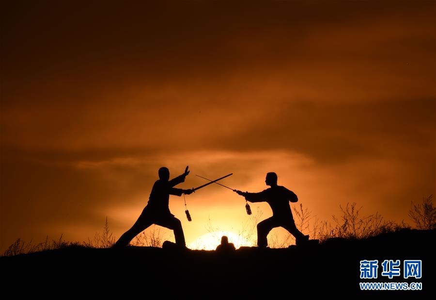 Hohhot people perform tai chi at dawn