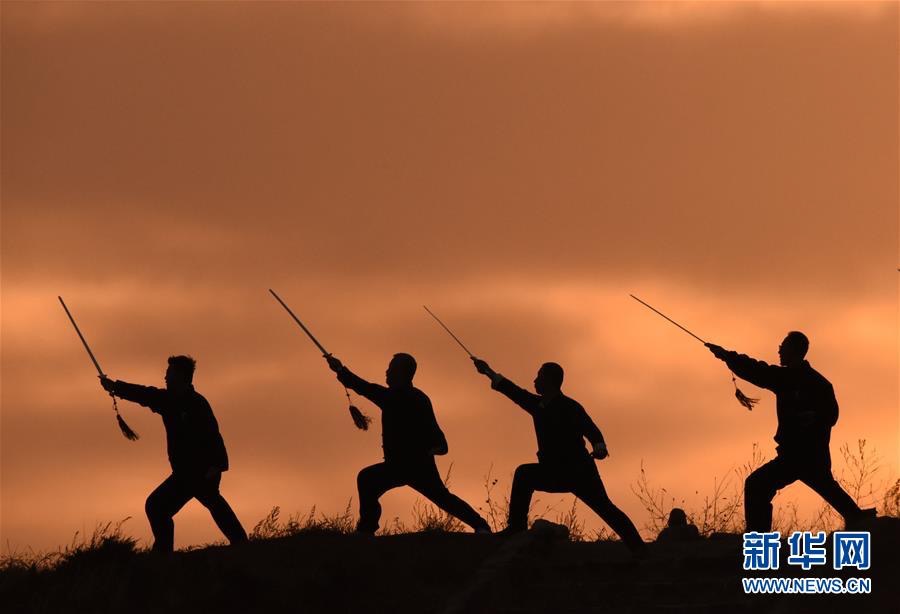 Hohhot people perform tai chi at dawn