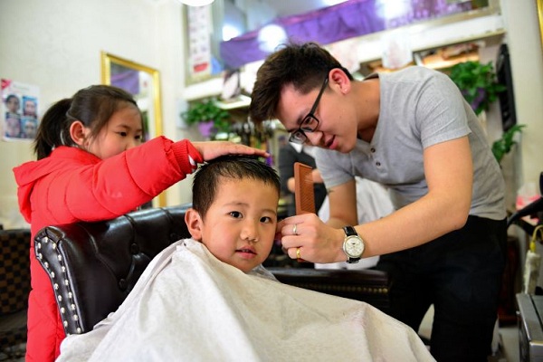 Haircut boom on Dragon Head-raising Day