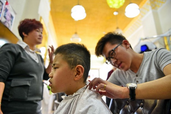 Haircut boom on Dragon Head-raising Day