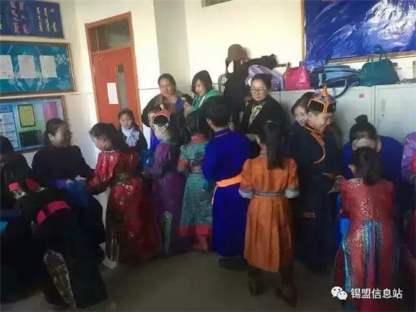 Mongol-style school opening day stuns netizens