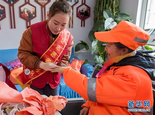 Volunteers serve sanitation workers in Hohhot