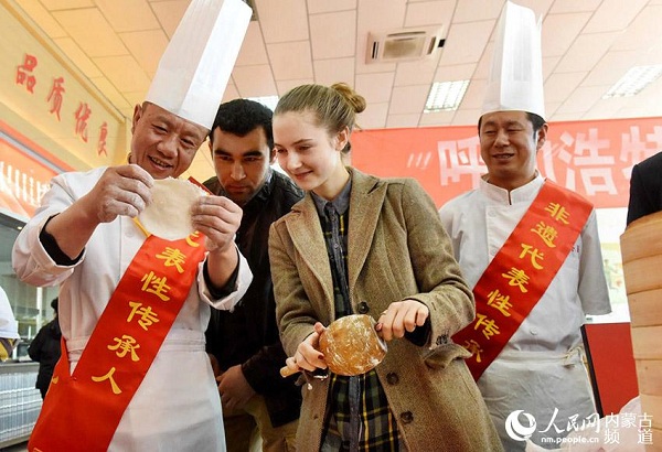 Foreign students sample traditional foods