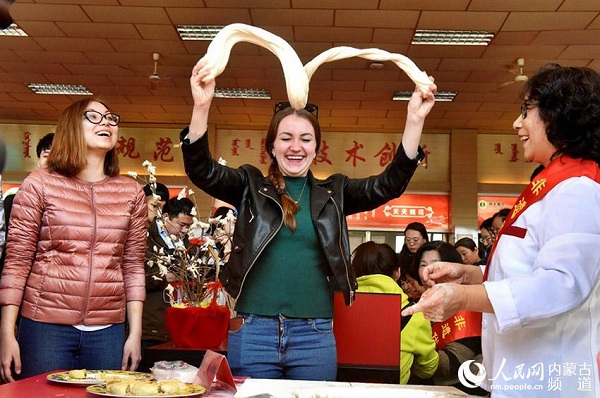 Foreign students sample traditional foods