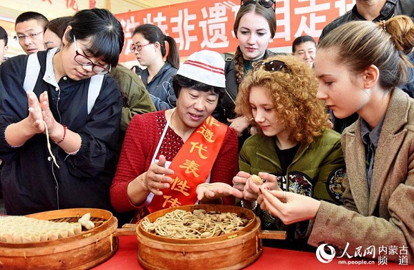 Foreign students sample traditional foods