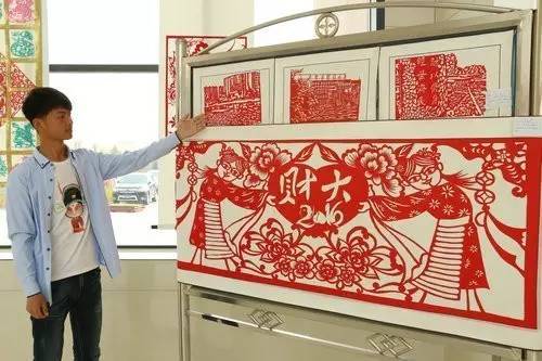 Students celebrate region's anniversary with paper-cuttings