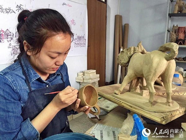 Xilin Gol center encourages careers in pottery