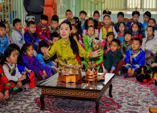 Young pupils learn Mongolian culture