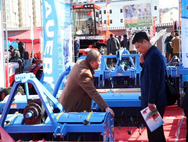 Inner Mongolia holds agricultural machinery exhibition
