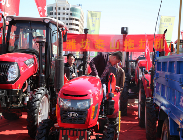 Inner Mongolia holds agricultural machinery exhibition