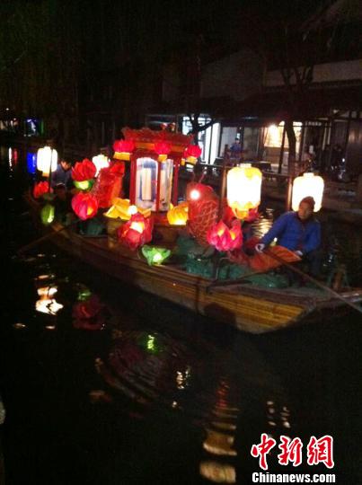 Zhouzhuang: Boats decorated with colorful lanterns light up the night