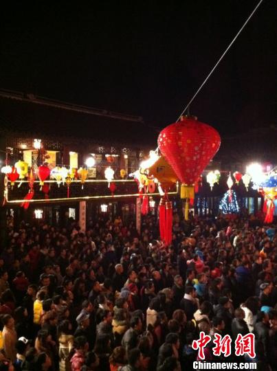 Zhouzhuang: Boats decorated with colorful lanterns light up the night