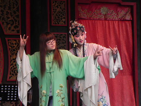 Chinese and Korean students enjoy cultural exchange in Zhouzhuang