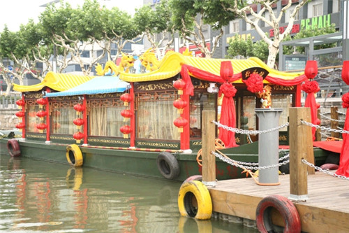 Boat tours on Loujiang River
