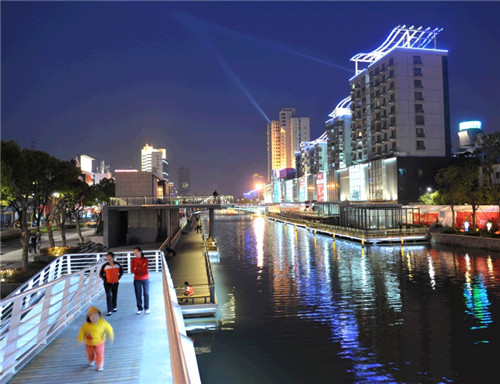 Boat tours on Loujiang River