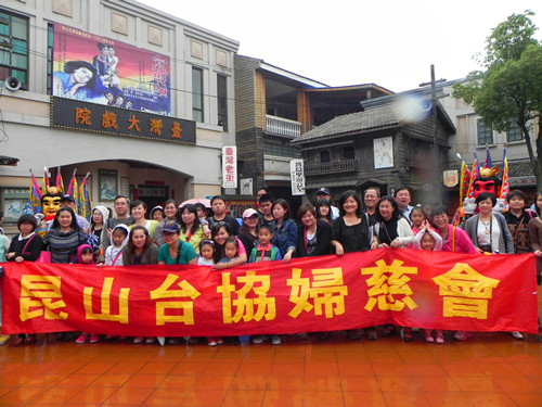 Taiwan families enjoy the picturesque water town landscapes in Zhouzhuang