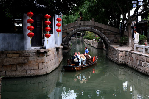 Luzhi ancient town holds colorful folk activities on National Day