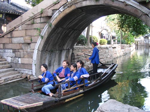 Luzhi ancient town holds colorful folk activities on National Day