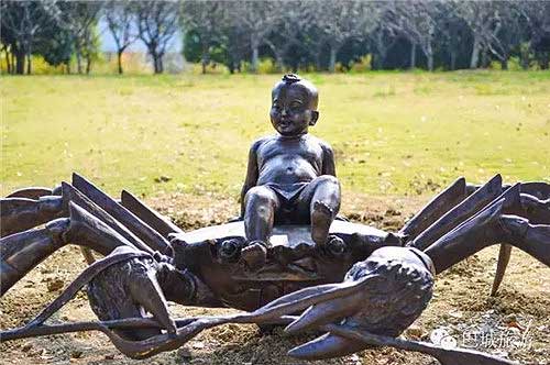 Crab sculptures inside Bajie Garden