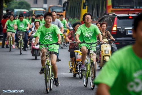 Volunteers advocate low-carbon commuting in E China