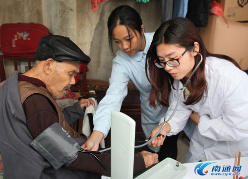 Volunteers visit centenarians in Nantong development zone