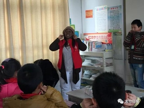 Kids crazy about foreign teacher in Taicang