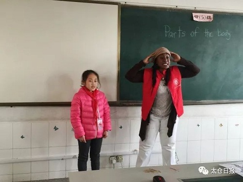 Kids crazy about foreign teacher in Taicang