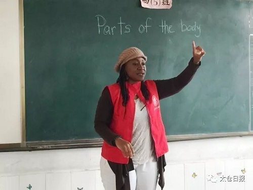 Kids crazy about foreign teacher in Taicang