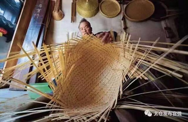 Unique scenery weaved by bamboo canes