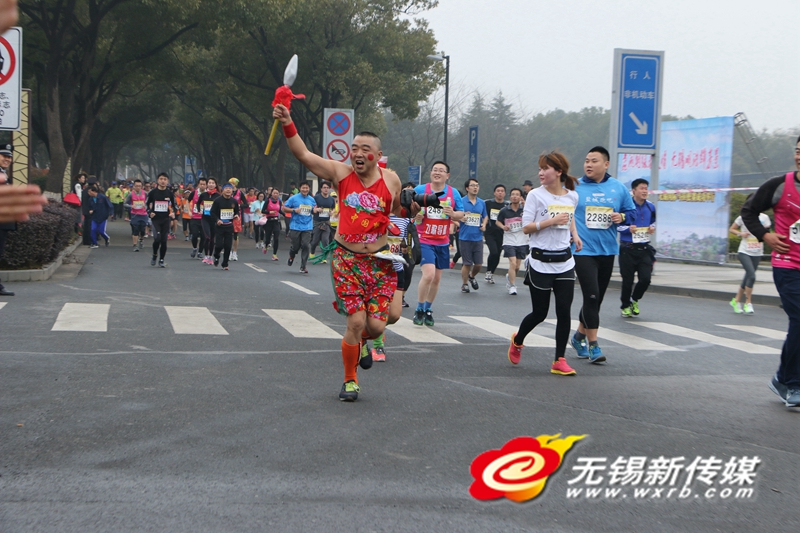 Spider-Man, the God of Wealth and Super Mario at the Wuxi Marathon