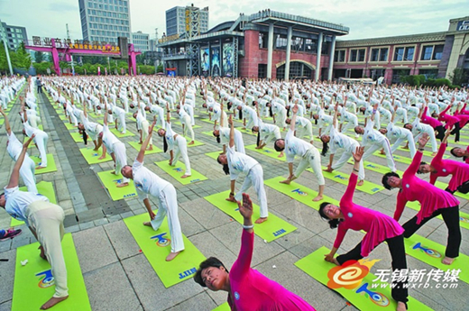 Thousands of people do yoga together in Wuxi