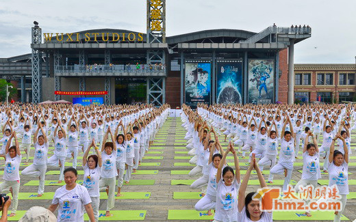 Thousands of people do yoga together in Wuxi
