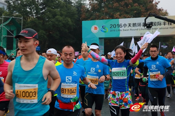 Half marathon spirit cuts through Wuxi fog