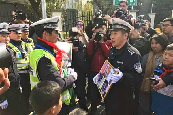 Legendary Wuxi traffic officer hangs up gloves