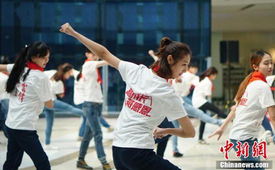 Dancers advocate Lei Feng virtue