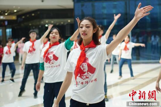 Dancers advocate Lei Feng virtue