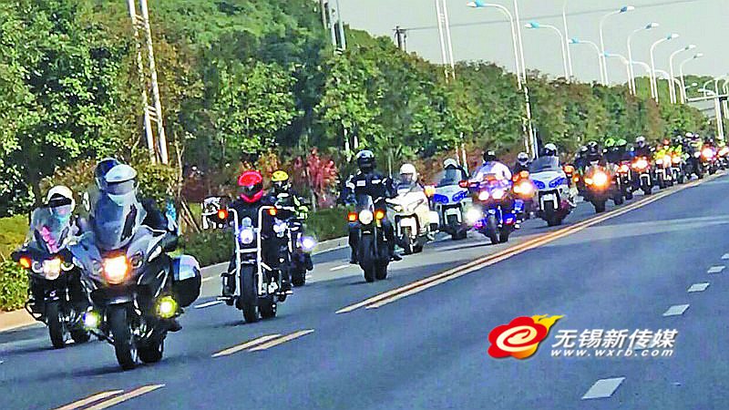 500 bikers cruise around Taihu Lake