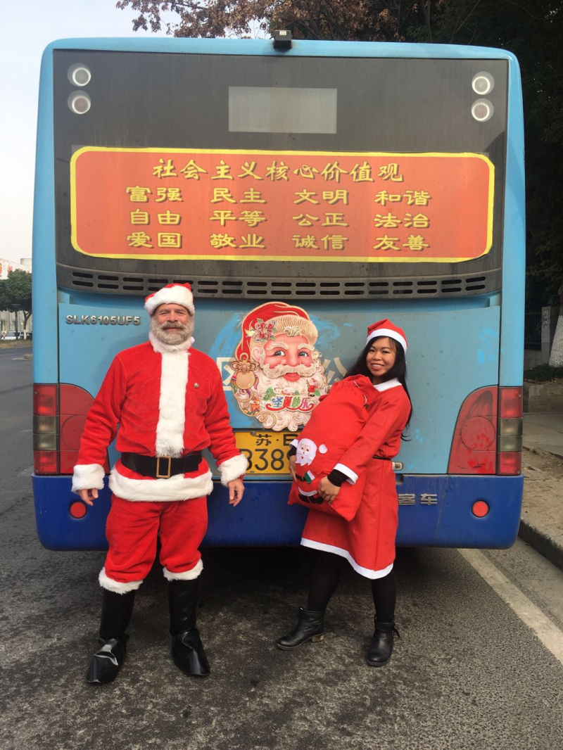 Santa Claus spreads Christmas cheer in Wuxi