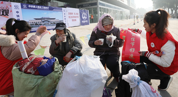 Volunteer activities help warm migrant workers