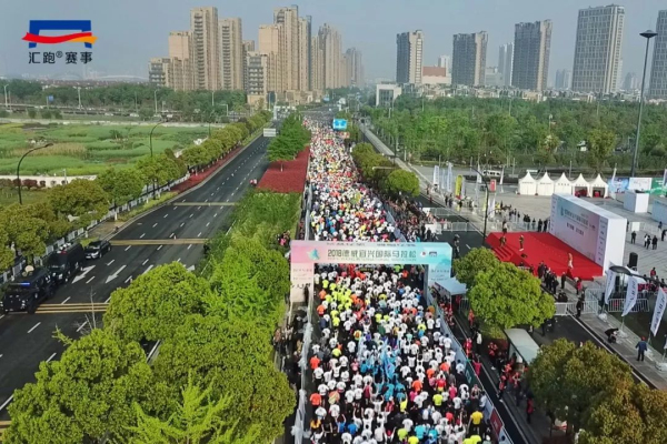 Thousands of runners enjoy natural scenery in Yixing Marathon