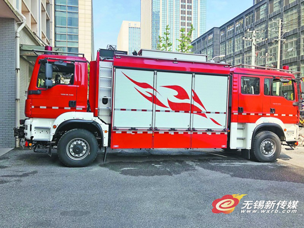 Brand-new double-headed fire engine debuts in Wuxi