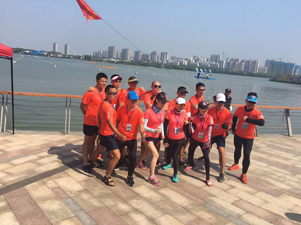 Dragon boat race lights up Wuxi