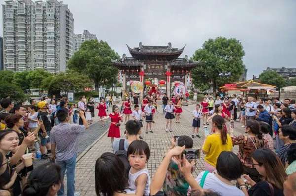 Music hits Wuxi's ancient street