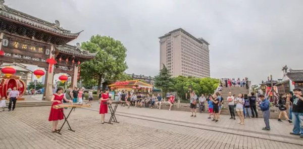 Music hits Wuxi's ancient street