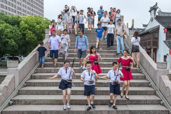 Music hits Wuxi's ancient street